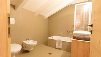 Baignoire, sĂšche-cheveux, serviettes fournies