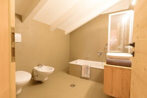 Badekar, hårtørrer, håndklæder