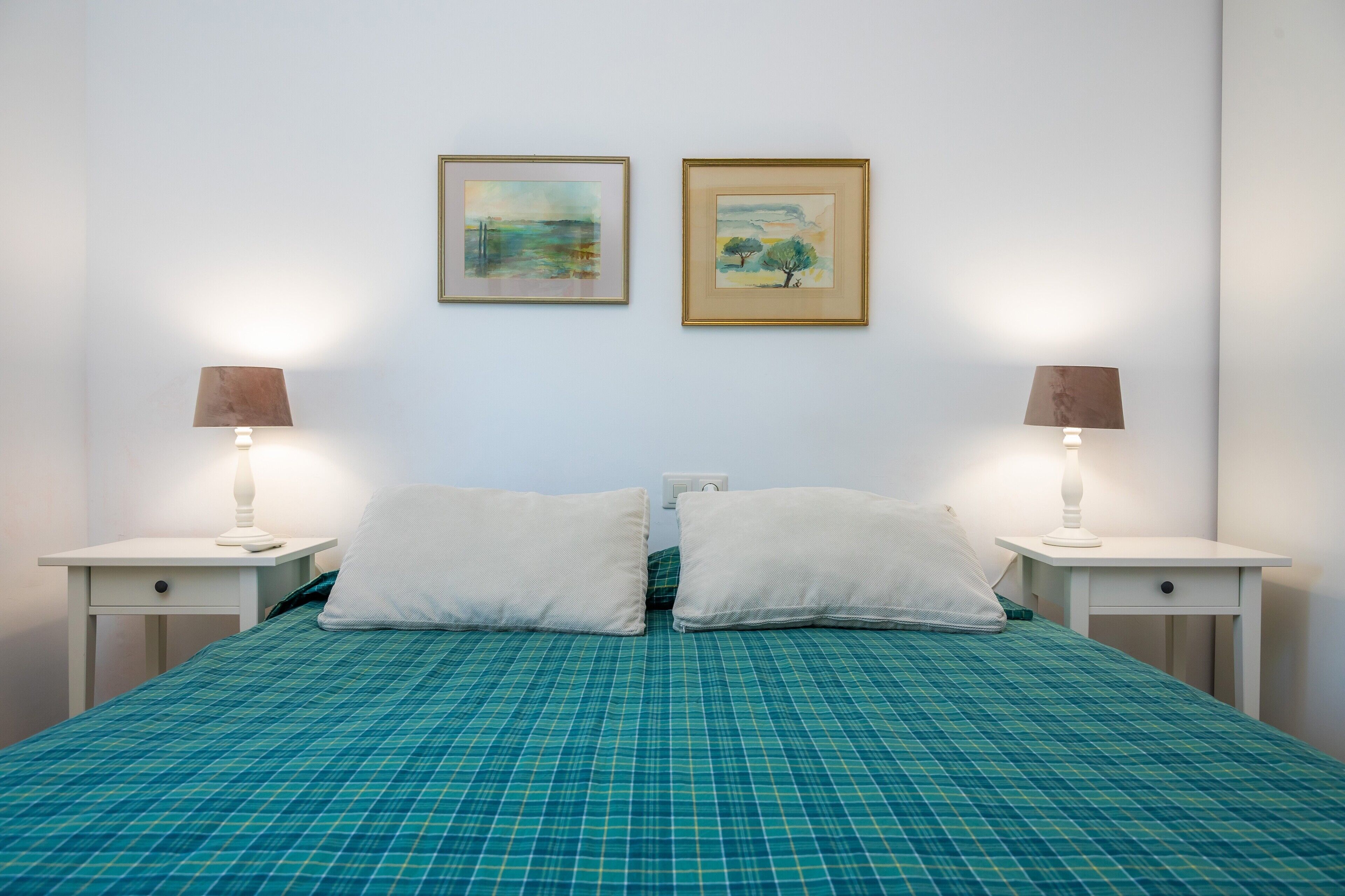 3 slaapkamers, een strijkplank/strijkijzer, gratis wifi, beddengoed