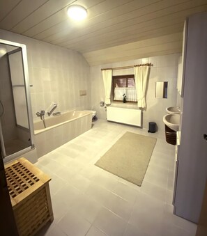 Badewanne, Haartrockner, Toilettenpapier
