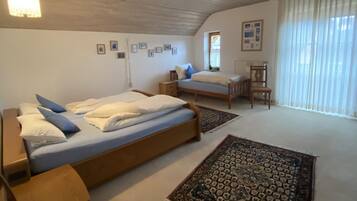 4 bedrooms, iron/ironing board, WiFi, bed sheets