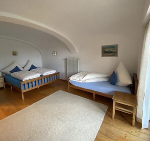 4 bedrooms, iron/ironing board, WiFi, bed sheets