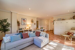 TV - Holiday Apartment ‘Falésia Pine Spot’ with Wi-Fi, Balcony & Shared Pool (Albufeira)