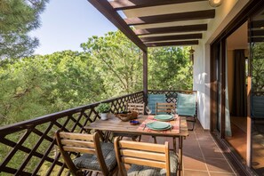 Outdoor dining - Holiday Apartment ‘Falésia Pine Spot’ with Wi-Fi, Balcony & Shared Pool (Albufeira)