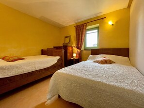 2 bedrooms, free WiFi - Charming Countryside Retreat with Terrace, Near Lavaudieu's Scenic Highlights (Lavaudieu)