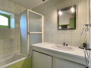 Bathroom - Charming Countryside Retreat with Terrace, Near Lavaudieu's Scenic Highlights (Lavaudieu)