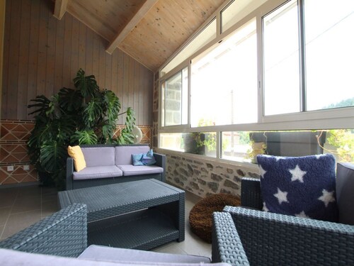 Charmant gîte rénové, 3 chambres, cheminée, terrasse et jardin, proche Brioude et sites touristiques.