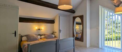 3 室のベッドルーム、WiFi (無料)、ベッドシーツ