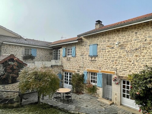 Gîte familial avec terrasse proche châteaux, lac, et parcours aventure