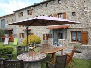 Outdoor dining - Spacious Gîte with Private Gym, Terrace & Garden, near Hiking & Fishing Spots (Thoras)