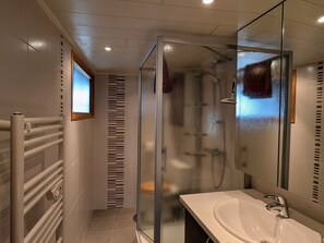 Bathroom - Spacious Gîte with Private Gym, Terrace & Garden, near Hiking & Fishing Spots (Thoras)