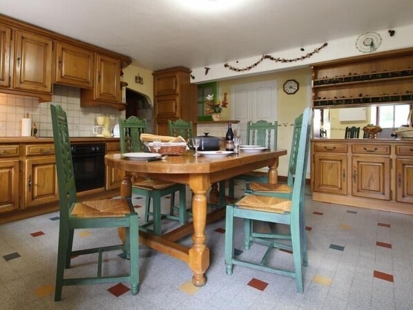 Dining - Spacious Gîte with Private Gym, Terrace & Garden, near Hiking & Fishing Spots (Thoras)