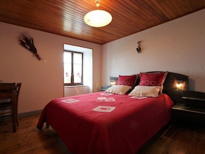 4 bedrooms, free WiFi - Spacious Gîte with Private Gym, Terrace & Garden, near Hiking & Fishing Spots (Thoras)