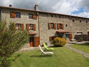 Exterior - Spacious Gîte with Private Gym, Terrace & Garden, near Hiking & Fishing Spots (Thoras)