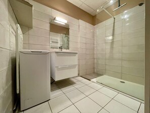 Bathroom - Cozy nature getaway: Renovated 3-bed house, garden, near hiking & activities in Saint-Julien-Molhesabate (Saint-Julien-Molhesabate)