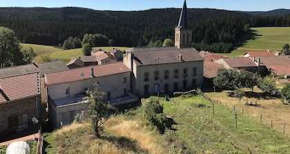 Cozy nature getaway: Renovated 3-bed house, garden, near hiking & activities in Saint-Julien-Molhesabate