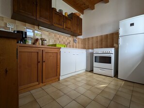 Kjøleskap og mikrobølgeovn