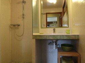 Bathroom - Charming 19th-Century Farmhouse near Saugues - Stunning Views, Modern Comforts & Baby-Friendly (Saugues)