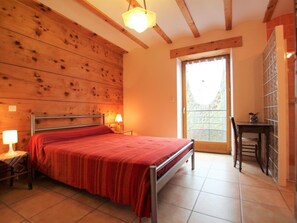 3 bedrooms - Charming Riverside Cottage with Modern Interiors, Terrace, and Garden near Scenic Villages (Cerzat)