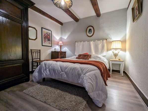 3 bedrooms, bed sheets