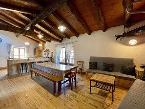 Interior - Picturesque house in Arlempdes with fireplace and terrace (Arlempdes)