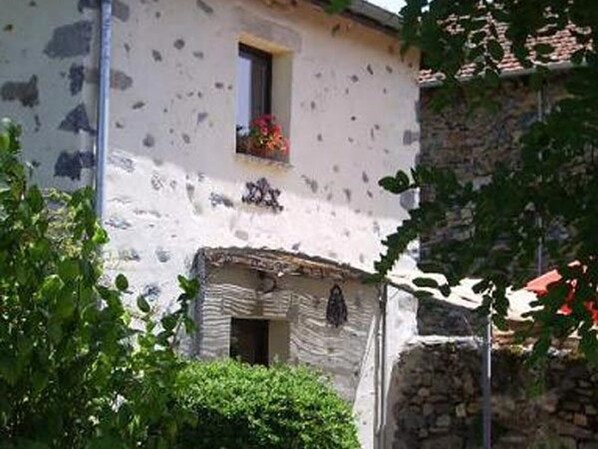 Exterior - Charming Restored Pigeon House: Private Terrace, Swing Set, Near Loire River & Hiking Trails (Retournac)