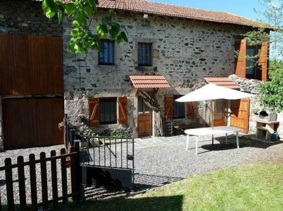 Renovated farmhouse with garden, garage, and free wifi in ChamaliĂšres-sur-Loire