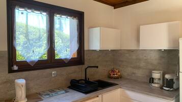 Geladeira, micro-ondas, lava-louças