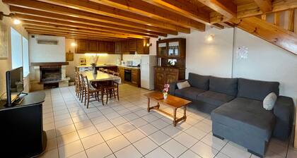 Maison de Village Indépendante avec Cour Fermée et Garage - Proche Sites Médievaux et Nature