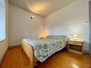 4 bedrooms - Charming Cottage: 4 Bedrooms, Fireplace, Enclosed Courtyard & Garage in Tranquil Village (Saint-Pierre-du-Champ)