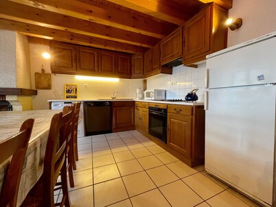 Casa rural acogedora con patio cerrado y garaje - Ideal para familias y amantes de la naturaleza