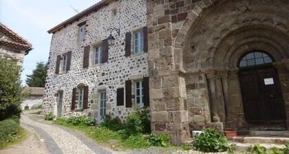 Ancien presbytÚre avec 3 chambres au pied d'une forteresse médiévale