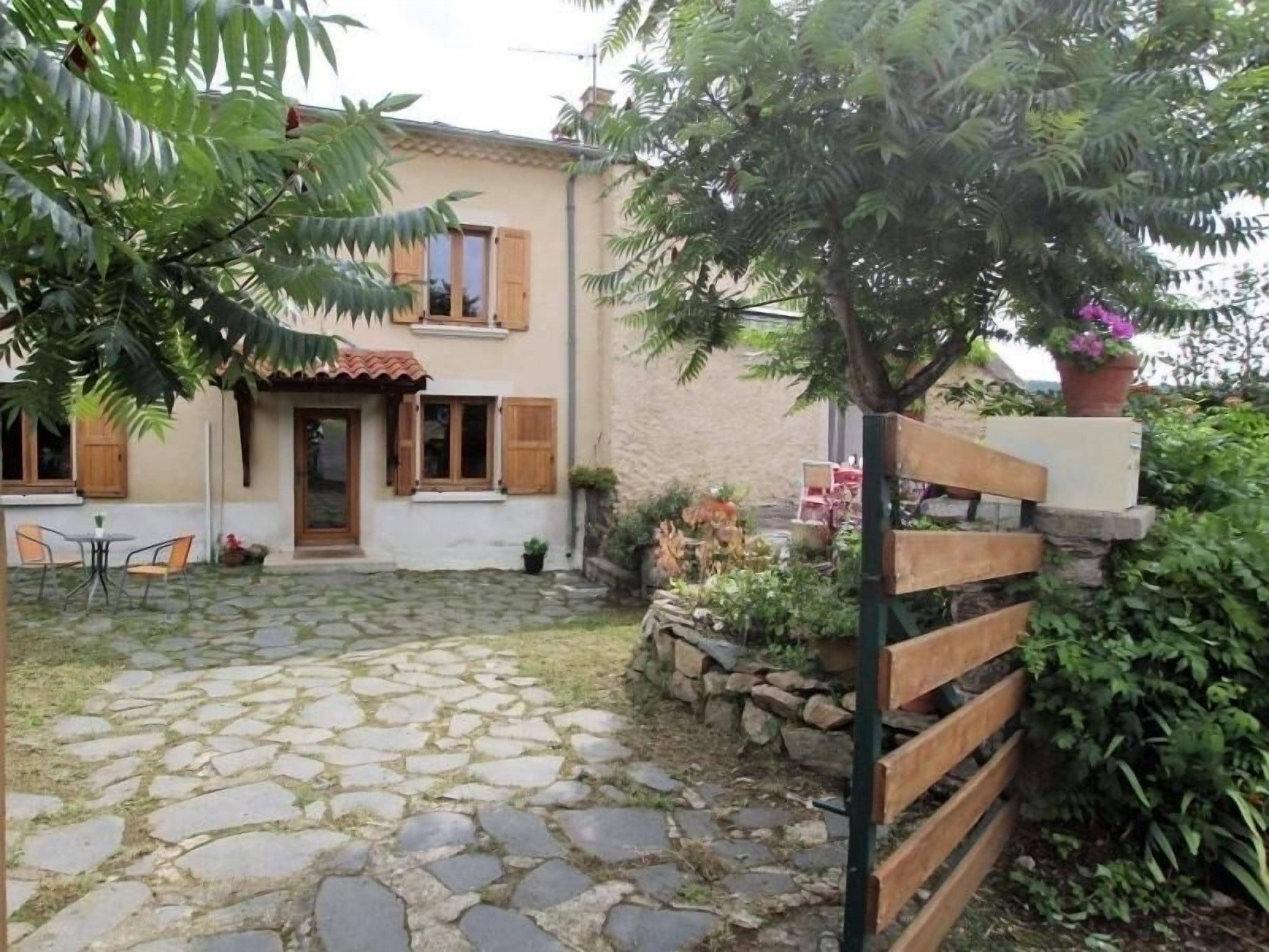 Gite Saint-Privat-du-Dragon, 3 bedrooms, 6 persons