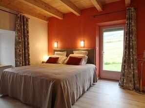 5 bedrooms, free WiFi - Cozy 5-bedroom lodge near Freycenet-la-Cuche, perfect for families and friends, pet-friendly (Freycenet-la-Cuche)