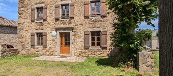 Charming Stone House with 3 Bedrooms Near Village Amenities and Scenic Attractions