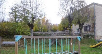 GĂźte en pierres avec cour et 3 chambres, au cĆur d'un village proche de Langeac