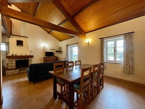 Dining - Chalet familial près de la forêt avec grand terrain, jeux pour enfants et cheminée (Araules)