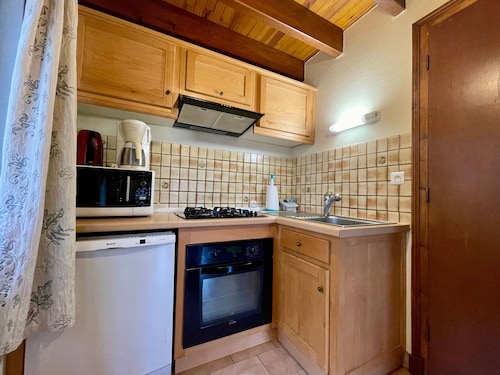 Chalet familial près de la forêt avec grand terrain, jeux pour enfants et cheminée