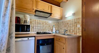 Chalet familial près de la forêt avec grand terrain, jeux pour enfants et cheminée