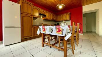 Een koelkast, een microgolfoven, een vaatwasser