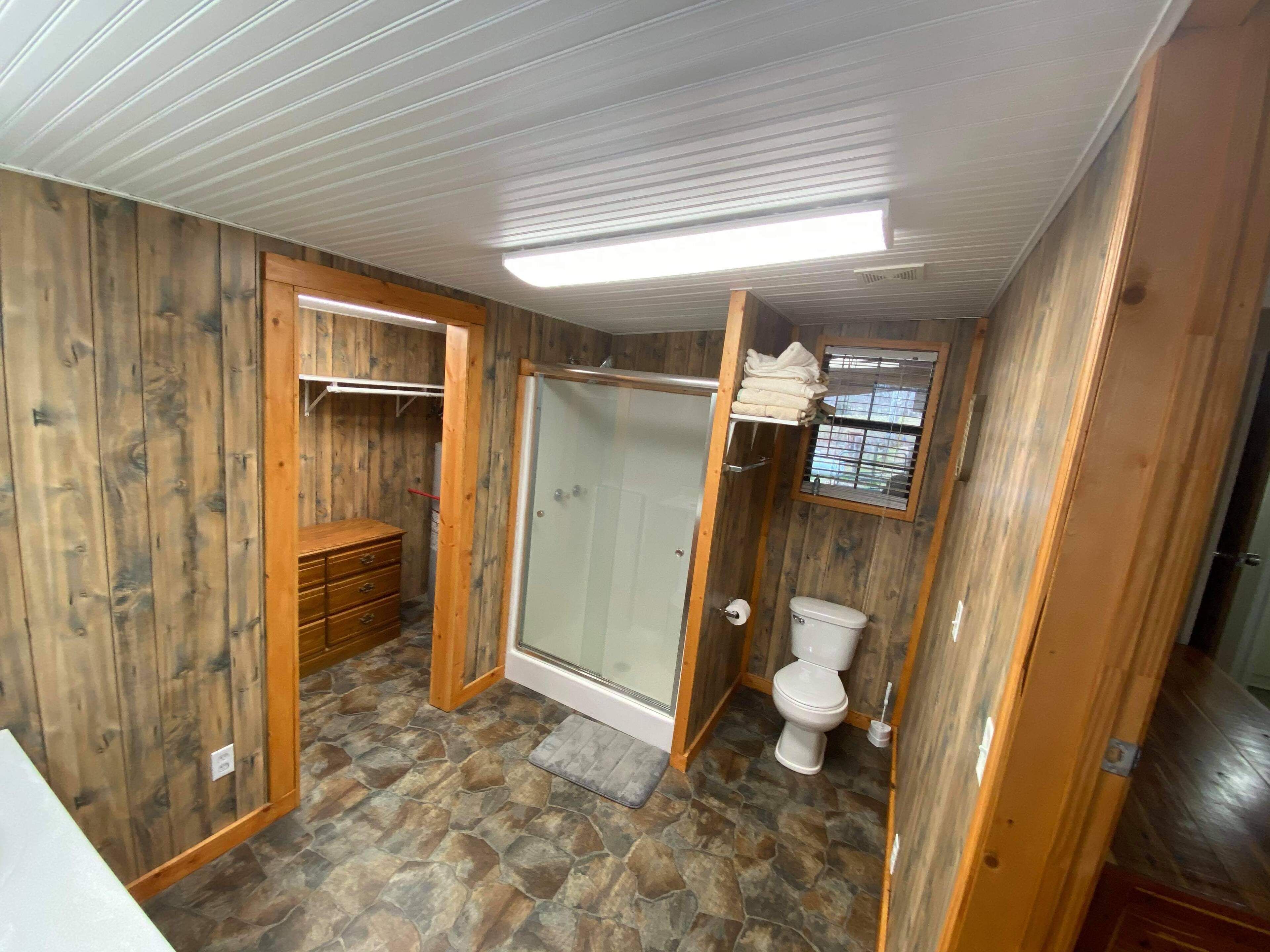 Combined shower/tub, towels, toilet paper