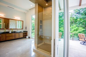 Dusche, Haartrockner, Bidet, Handtücher