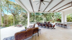 تناول الطعام بالخارج