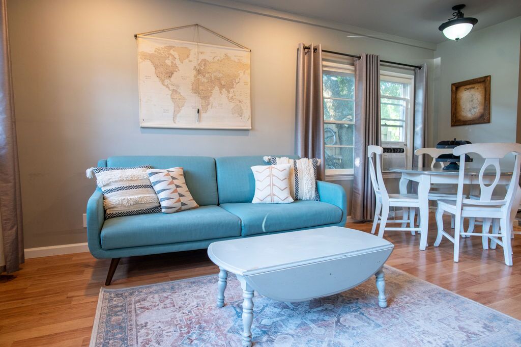 Clean, Private Guesthouse-9 min. to Downtown Charleston, 15 min. to FollyBeach!