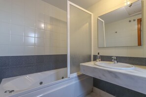 Bañera con ducha, secador de pelo, bidet, toallas