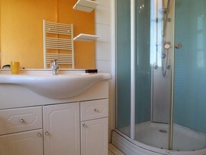 Bathroom - Charming Old Schoolhouse: 3BR, Scenic Views, Near Loire Gorges, Pet Friendly (Le Brignon)