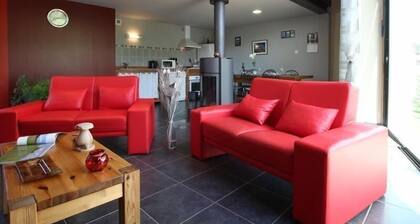 Charming Restored Barn with Modern Comfort, Garden & WiFi in Tranquil Setting