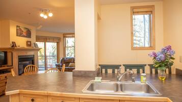 Condo, 1 Bedroom | Private kitchen | Fridge, microwave, oven, coffee/tea maker