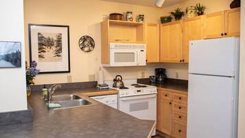 Condo, 1 Bedroom | Private kitchen | Fridge, microwave, oven, coffee/tea maker