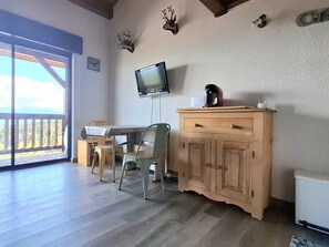 Dining - Modern Apartment with Balcony, Mezzanine & Parking - Sleeps 6 (Bolquère-Pyrénées 2000)